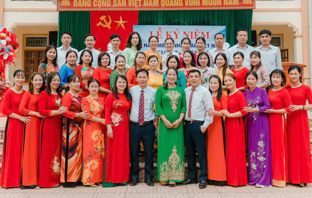 2 Tập thể giáo viên nhân viên nhà trường