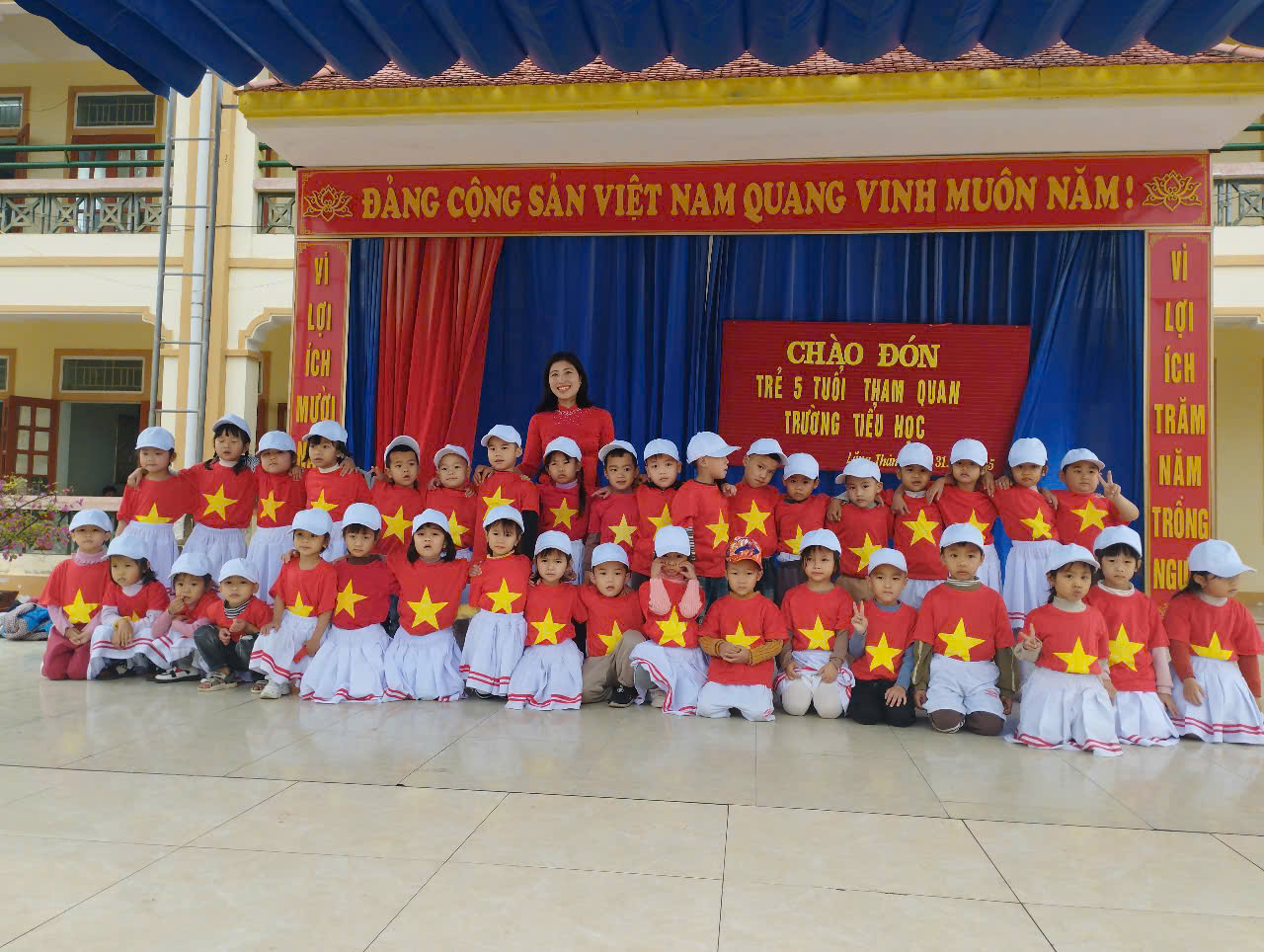 Lễ đón các cháu hs lớp 5 tuổi làm quen với môi trường Tiểu học