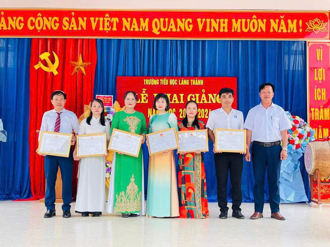 5 Cán bộ, giáo viên nhận phần thưởng trong ngày Khai giảng