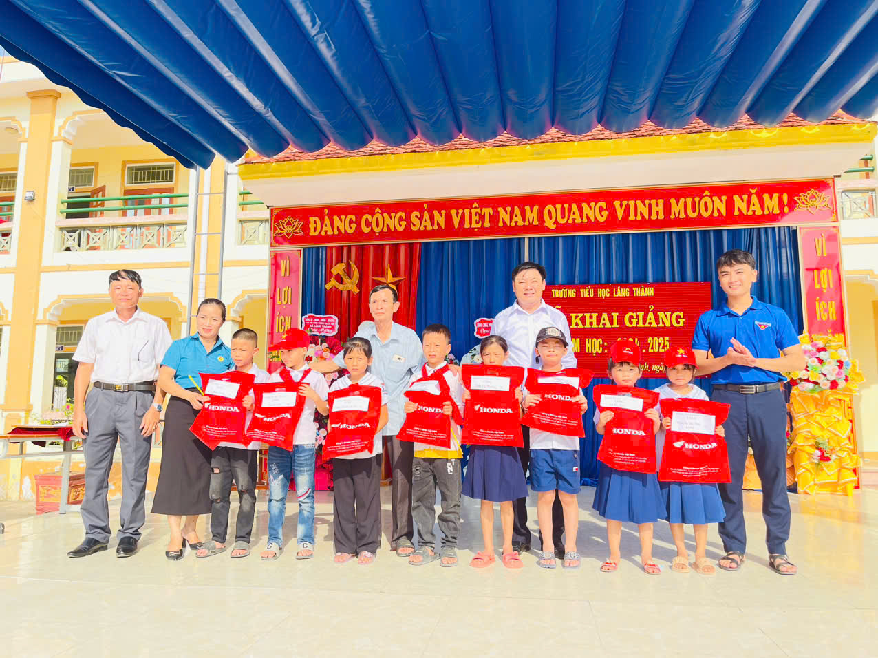 6 Đại diện chính quyền địa phương trao quà khuyến học tại buổi Lễ khai giảng